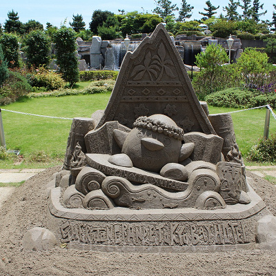 ハワイアンフェアのサンドアート。美しいガーデンを背景に記念撮影がおすすめ！