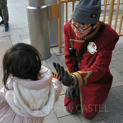 入場ゲートのUSJクルーとハイタッチ