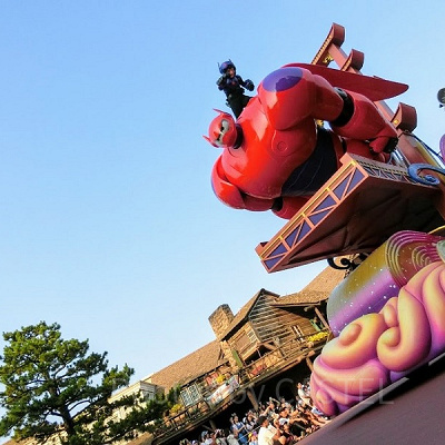 パレードに登場したヒロとベイマックス2.0