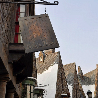 ハリーポッターエリアのホッグズヘッドパブの看板