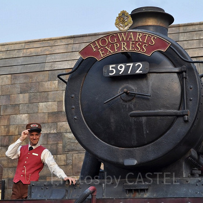 ハリー・ポッターエリアのホグワーツ特急と車掌/USJ