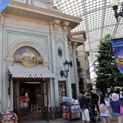 ハリウッド大通りは建物の右側に見える大きな道に沿ったショッピングエリア