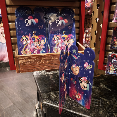 香港ディズニー20周年「ミッキー&フレンズ・グランドセレブレーショングッズ」:スーベニアメダルコレクションブック