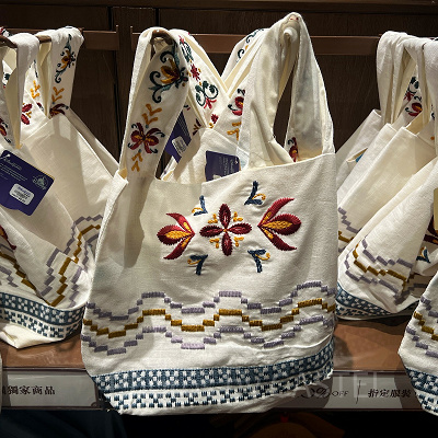 香港ディズニーアナ雪グッズ：アレンデールの刺繍ミニカバン