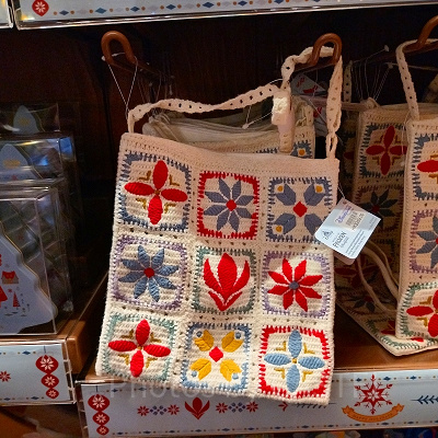 香港ディズニーアナ雪グッズ：アレンデールの刺繍肩掛けカバン