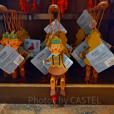 香港ディズニーアナ雪グッズ：オーケンの木製人形