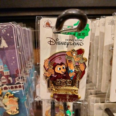 香港ディズニーミスティックマナーグッズ：看板付ヘンリー卿とアルバートのピンバッジ