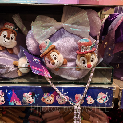 香港ディズニー20周年「ミッキー＆フレンズ・グランドセレブレーショングッズ」：チップ＆デールのショルダーバッグ