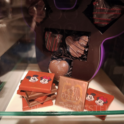 香港ディズニー20周年「ミッキー&フレンズ・グランドセレブレーショングッズ」:GODIVAコラボミッキー型チョコレート缶
