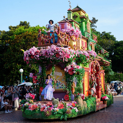 香港ディズニー20周年パレード「フレンドタスティック」：『ミラベルと魔法だらけの家』のフロート