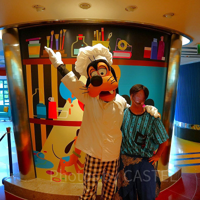 香港ディズニーのインクアンドプレート:グーフィーと2ショット!