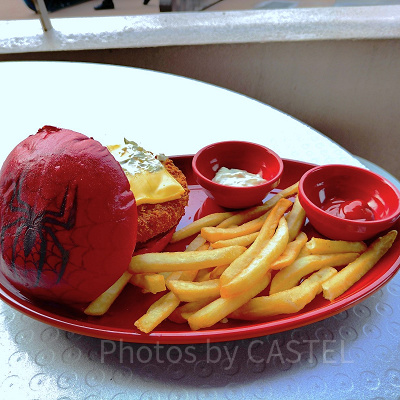 香港ディズニーのマーベルメニュー：スパイダーマンの海老カツバーガーコンボ