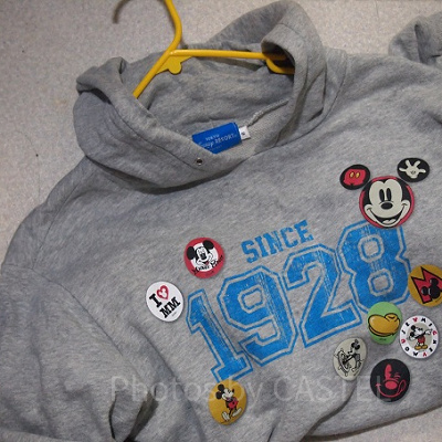 缶バッチ付パーカー