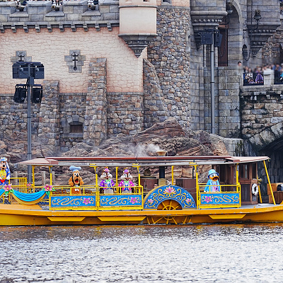 トランジットスチーマーラインに乗って登場