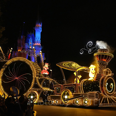 クリスマス版エレクトリカルパレードは通常版とどう違う？（この写真は通常盤）