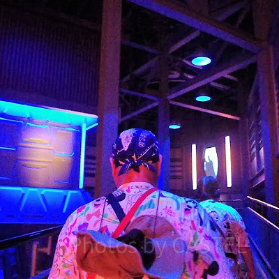 進む先に窓が見えます