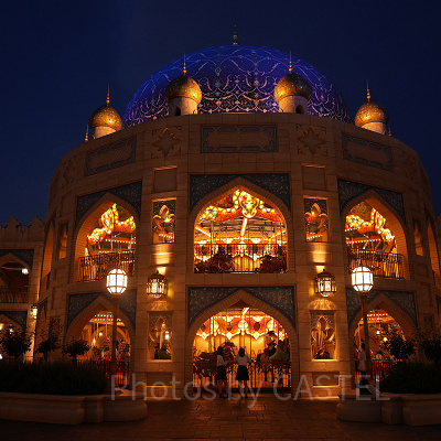 ライトアップされた夜のキャラバンカルーセル