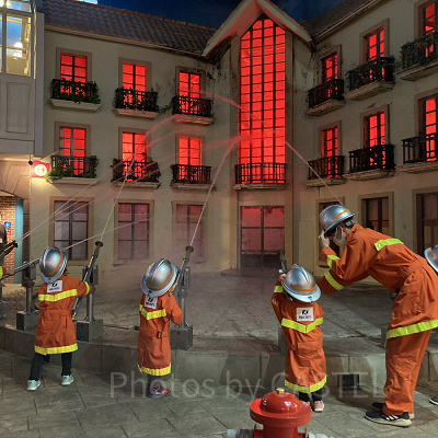 消防士体験では車に乗って火災現場へ行き、放水で消火／キッザニア東京