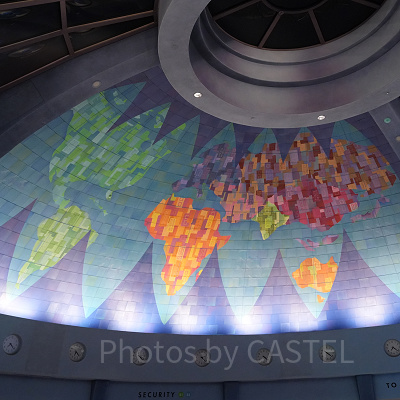 ミッキーが隠れている屋内のQラインの天井