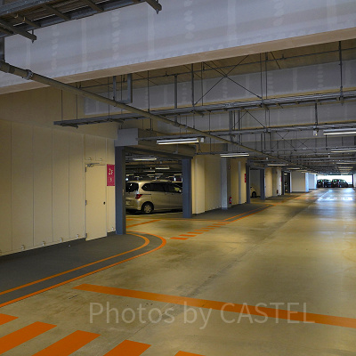 東京ディズニーランドの立体駐車場の内部