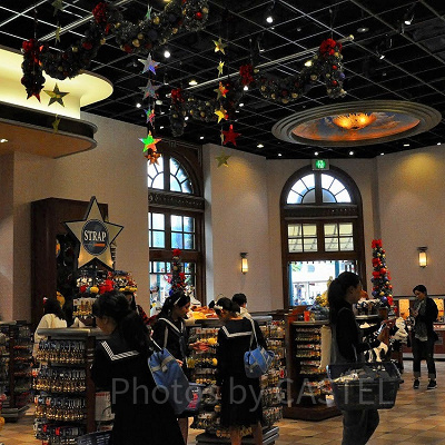 クリスマスの飾りが美しいユニバーサルスタジオストアの店内