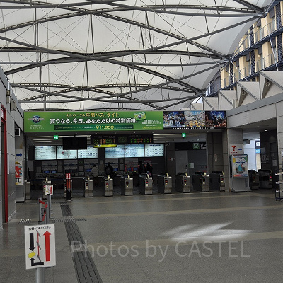 ユニバーサルシティ駅構内（改札口付近）