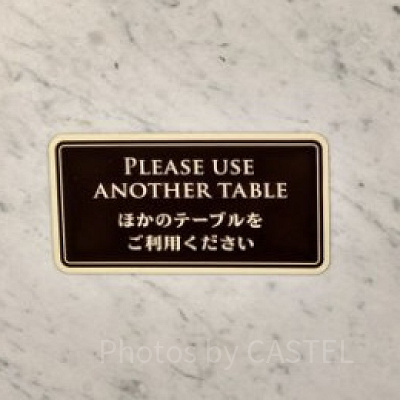 テーブルに貼られている案内