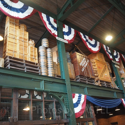 貨物倉庫を模した内装