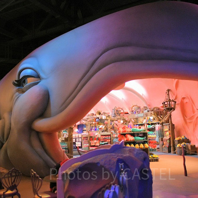 キャストのお兄さんが立っている後ろ側あたりに切り絵スペースがあります