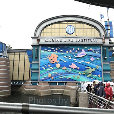 英語で“海洋生物研究所”と書かれています。