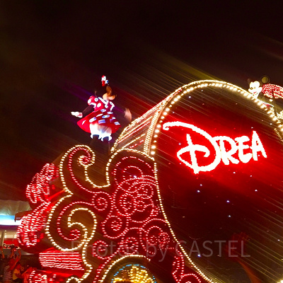 躍動感あるエレクトリカル・パレードは撮影が難しかったです