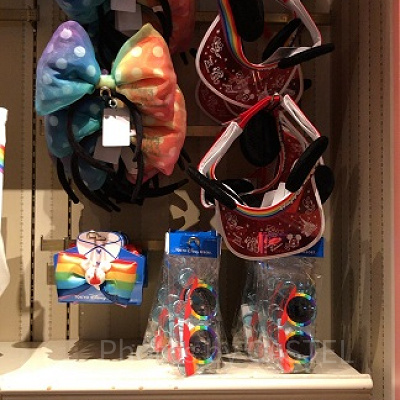 カチューシャや蝶ネクタイ、キーホルダーなど、虹モチーフのアイテムがずらり！