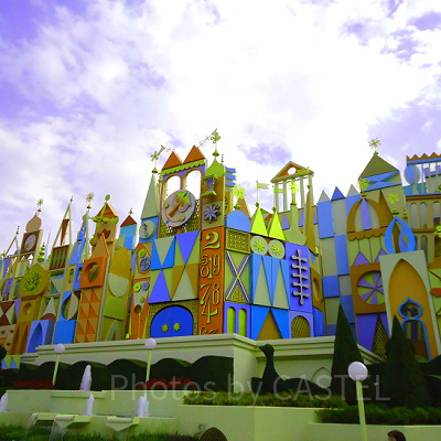 カラフルな外壁が楽しいイッツ・ア・スモール・ワールド