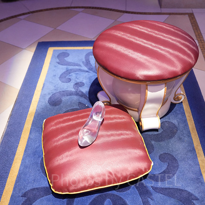 シンデレラ城の中に入ってガラスの靴を履く体験も♡