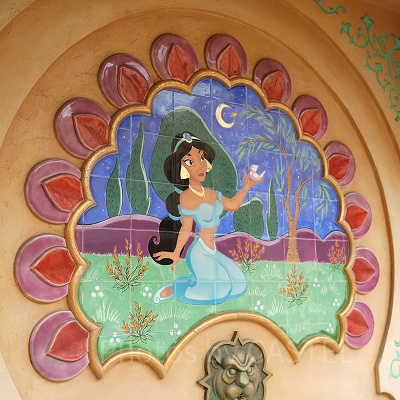 アグラバーマーケットプレイス前のジャスミンの壁画