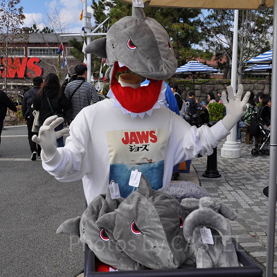 ジョーズ前カートではジョーズのファッショングッズが販売されています/USJ
