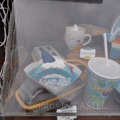 JAWSがくるぞ！ クリームソーダ・ロールケーキ／USJ「アミティ・ランディングレストラン」
