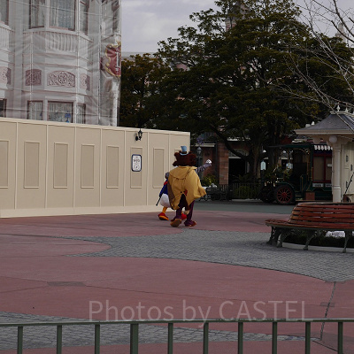 グリーティングを終え去っていくジョンとスクルージ