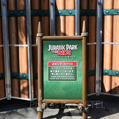 ジュラシックパークザライドの休止看板