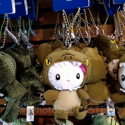 USJジュラシックパークキティストラップ ジュラシックパークティラノ＆キティぬいぐるみキーホルダー