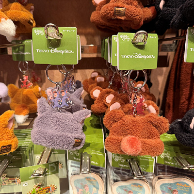 キーチェーン（真ん中左）