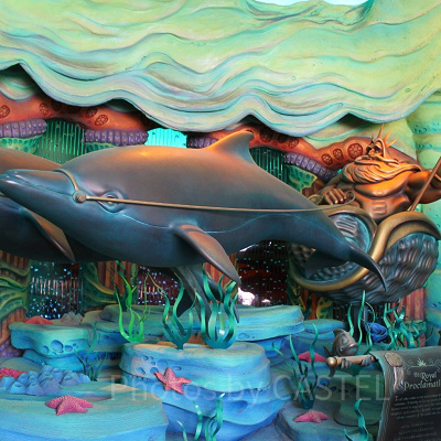 人間のゲストが海底で呼吸ができるように魔法をかけるトリトン王