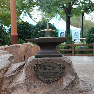 上海ディズニーランドにある王様の剣のモニュメント