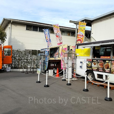 色々な食べ物の販売があるキッチンカー