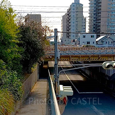 神戸須磨シーワールドアクセス：JRの高架橋を下からくぐって海岸へ