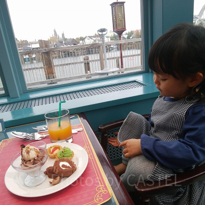 ロンバーズランディングの窓際はラグーンが見える