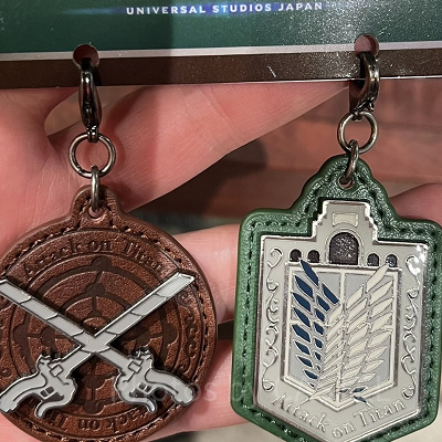 レザーチャームセット（2個）〔USJ×進撃の巨人〕