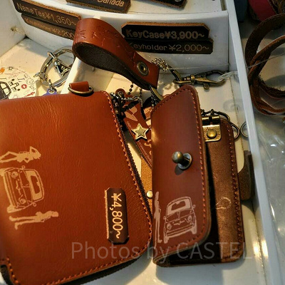 レザーポーチ（左）とキーケース（右）