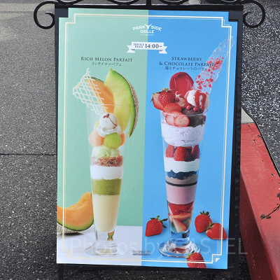 （左）リッチメロンパフェ （右）苺とチョコレートのパフェ