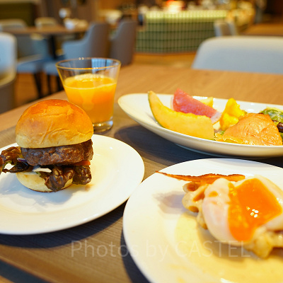 （左）肉厚ハンバーガー、（右）クロッフルのエッグベネディクト